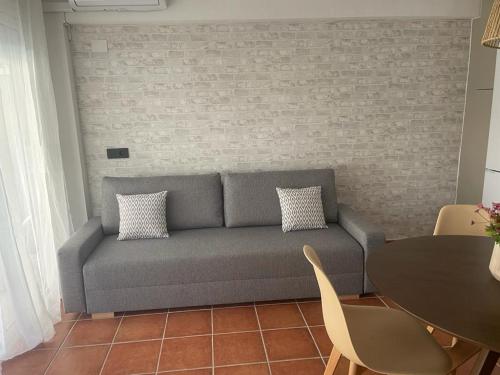 una sala de estar con un sofá y una mesa en Apartamento Ridaura, en Platja d'Aro