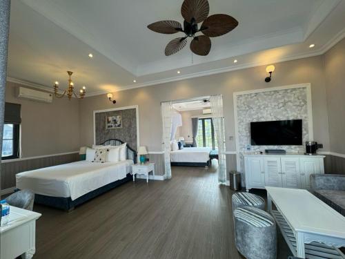 um quarto grande com uma cama e uma sala de estar em Vườn Vua Phú Thọ - Sen villas Resort Vườn Vua Thanh Liên 41 Wyndham em Ðồng Phú
