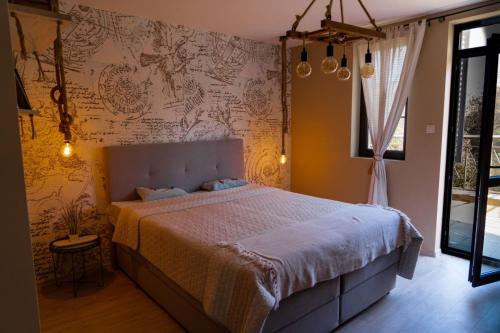 1 dormitorio con cama y pared con mapa en Youtopia Riverside en Stara Zagora