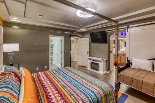 1 dormitorio con 1 cama y chimenea en 9 Hole Mini-golf With Shade Cornhole Pingpong Amazing Lake Views, PalmTrees, en Lake Havasu City