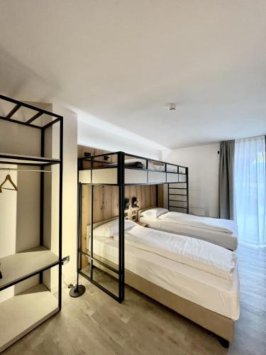 Una cama o camas en una habitación de Albergo Dimaro Wellness Hotel