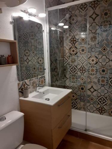 une salle de bain avec toilettes, lavabo et douche dans l'établissement Studio climatisé avec une place de parking et classé 2 étoiles à la Faviére, à Bormes-les-Mimosas