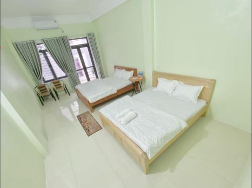 Llit o llits en una habitació de Nhà Nghỉ Huyên Khiêm