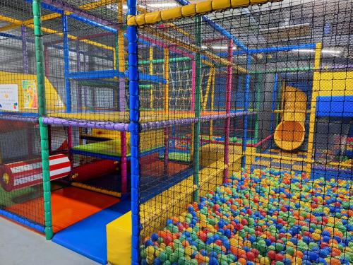 a large cage filled with lots of balls at EnJoy Meer und See Ferienhaus -In Lauwersoog- 1-6 Pers- 3 Schlafzimmer in Lauwersoog