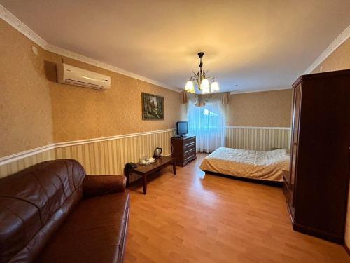 een woonkamer met een bank en een bed bij Europe in Solonka