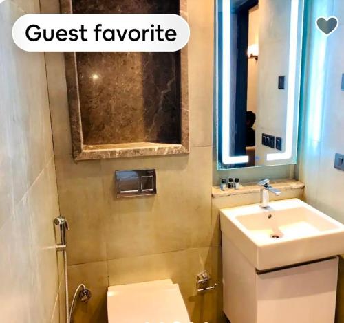 bagno con lavandino, servizi igienici e specchio di Luxury Stay with Stunning view at 36th Floor Noida a Noida