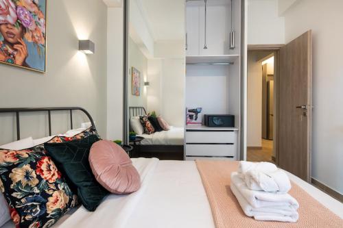um quarto com uma cama com toalhas em Zappa 2-Bedroom Apartment in Athens em Atenas