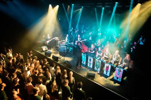 an audience watching a band on a stage at EnJoy Meer und See Ferienhaus -In Lauwersoog- 1-6 Pers- 3 Schlafzimmer in Lauwersoog