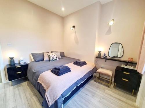 een slaapkamer met een bed met handdoeken erop bij Cohost Partners - Elegant Escape Eastbourne in Eastbourne