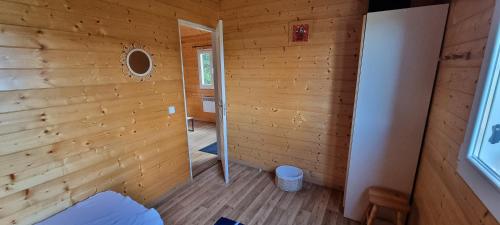 een kamer met een houten muur met een deur erin bij Chalets Etang sur Arroux in Étang-sur-Arroux