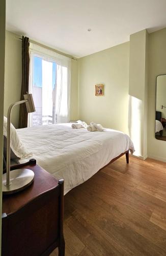 une chambre avec un lit, un bureau et une fenêtre dans l'établissement La Grande Bleue - Appartement confortable à deux pas du Panier, à Marseille