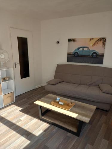 uma sala de estar com um sofá e uma mesa de centro em Le studio zen em Gray