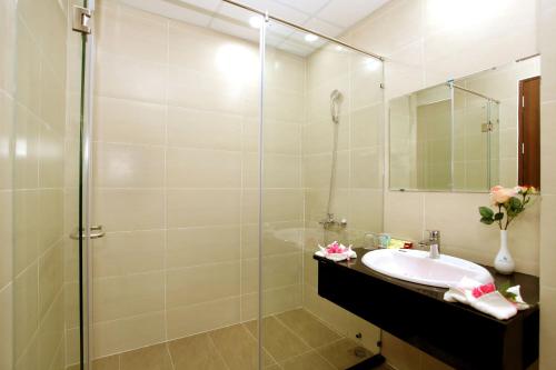 y baño con lavabo y ducha. en Nhà khách Thanh niên - Trung ương Đoàn en Hai Phong