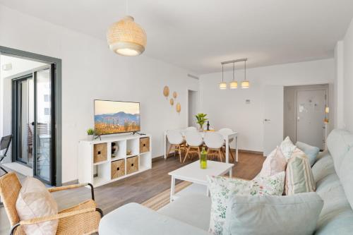 - un salon avec un canapé et une table dans l'établissement Estepona Garden modern apartment Ref M9, à Estepona
