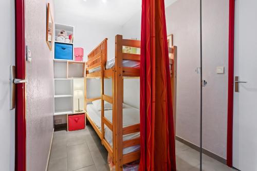 een kamer met een stapelbed en een ladder bij Boulouris in Saint-Raphaël