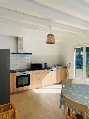 une cuisine avec une table et une salle à manger dans l'établissement Maison*Jardin*2 min à pied du centre historique, à Sarlat-la-Canéda