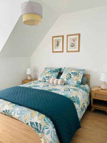 une chambre avec un lit avec une couverture bleue dans l'établissement Maison*Jardin*2 min à pied du centre historique, à Sarlat-la-Canéda