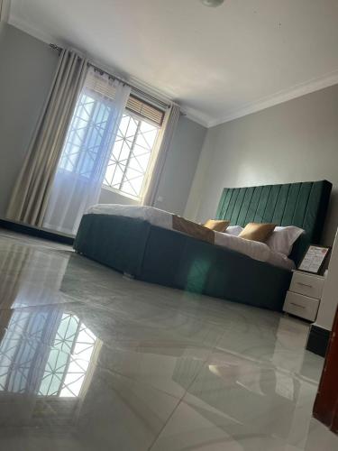 una camera con un grande letto di Lisha’s haven a Kampala