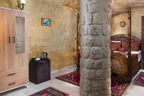 A bathroom at Romantic Cave Hotel