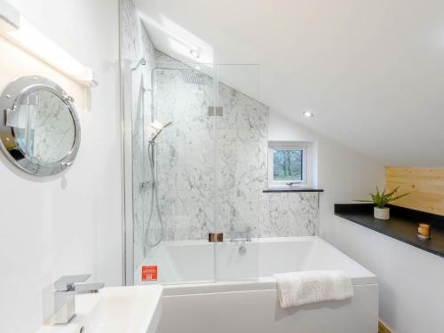 Baño blanco con bañera y lavamanos en 3 Bed in Bude 80601 en Ashwater