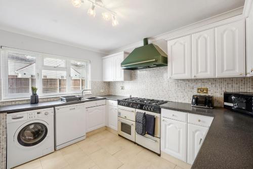 Dapur atau dapur kecil di Grab a Deal Today! Massive Home For Contractors & Parking for 4
