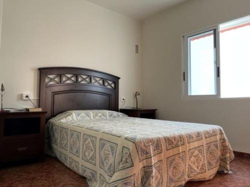 ein Schlafzimmer mit einem großen Bett und einem Fenster in der Unterkunft Casa mediterránea junto al mar. in Chilches