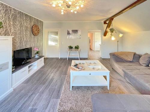 a living room with a couch and a coffee table at Ferienwohnung Sonnenring in Lübbenau