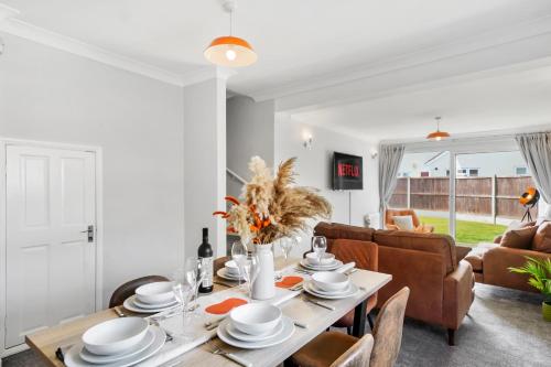 Ruang duduk di Grab a Deal Today! Massive Home For Contractors & Parking for 4