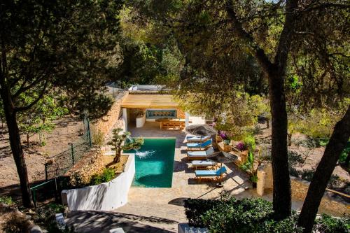 una vista aérea de una piscina con tumbonas en Villa Mediterraneo, en Sant Carles de Peralta