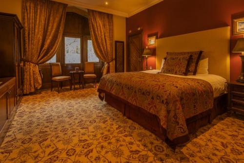 Postel nebo postele na pokoji v ubytování Lough Rynn Castle