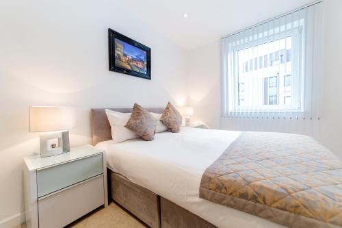 a bedroom with a large bed and a window at StayInn Greenwich in London