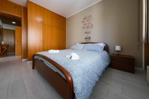 a bedroom with a bed with towels on it at Udine FRONTE OSPEDALE in Udine