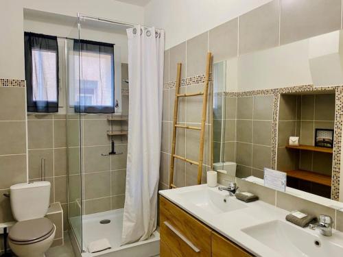 une salle de bain avec un lavabo, des toilettes et une douche dans l'établissement La Criée-Sublime T4 vue sur les quais, climatisé, à Sète