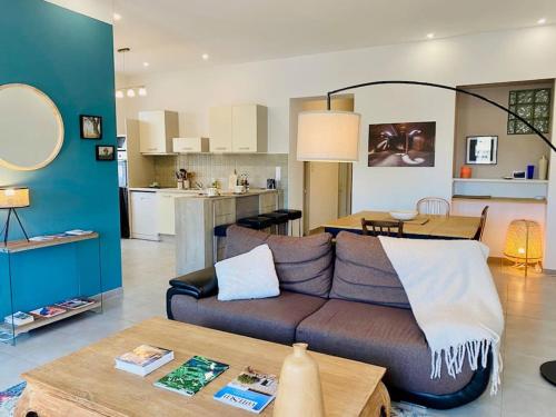 un salon avec un canapé et une table dans l'établissement La Criée-Sublime T4 vue sur les quais, climatisé, à Sète