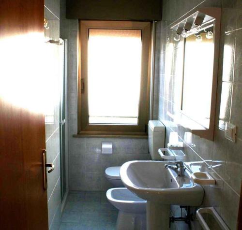 リニャーノ・サッビアドーロにあるApartment in Lignano Sabbiadoro 31384のバスルーム(洗面台3つ、トイレ2つ付)