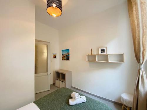 une chambre avec un lit avec des serviettes dessus dans l'établissement La Criée-Sublime T4 vue sur les quais, climatisé, à Sète