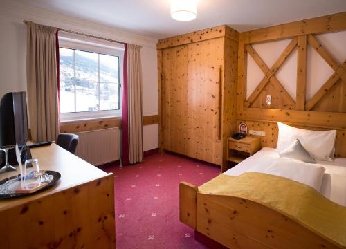 Postel nebo postele na pokoji v ubytování JUFA Alpenhotel Saalbach-Jokercard im Sommer inklusive