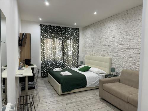 um quarto com uma cama, uma secretária e um sofá em San Pietro Dreaming Rooms em Roma