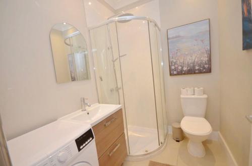 ein Bad mit einer Dusche, einem WC und einem Waschbecken in der Unterkunft 2 Bedroom Flat London,Sleeps 6, Top Floor, Roof Terrace, Next to Brixton Underground Station in London