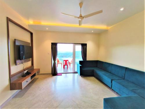 Vinayaka Stays - Infinity Pool and Breathtaking Valley Viewにあるテレビまたはエンターテインメントセンター