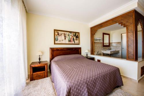 フエンヒロラにあるMalibu A1 · Luxury 2BR Panoramic Sea View Ref 242のベッドルーム(ベッド1台、大きな鏡付)