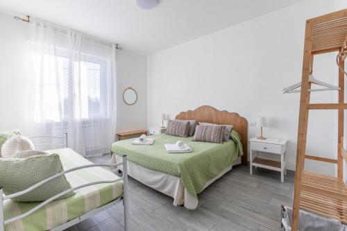 een slaapkamer met een bed, een ladder en een stoel bij Bed gold in Castelnuovo del Garda