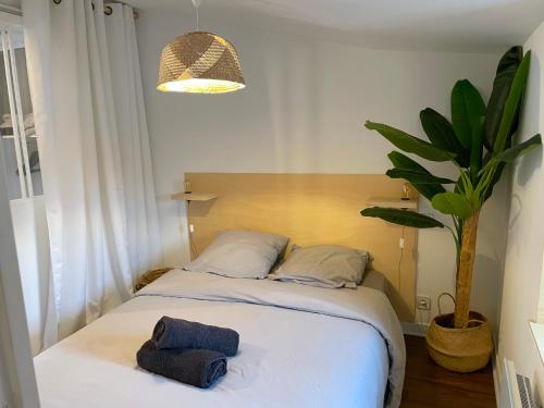 une chambre avec un lit avec deux serviettes dessus dans l'établissement ღ Verdière • Au cœur du vieux port et cosy, à La Rochelle
