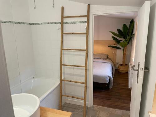 La salle de bains est pourvue d'un lit et d'une échelle. dans l'établissement ღ Verdière • Au cœur du vieux port et cosy, à La Rochelle