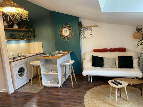 Cette petite chambre comprend un lit et un lave-linge. dans l'établissement ღ Verdière • Au cœur du vieux port et cosy, à La Rochelle