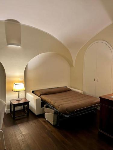 a bedroom with a bed with an arched ceiling at Maison Petit Bonbon in Turin