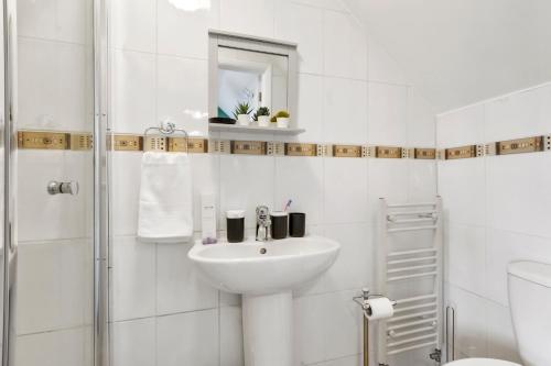 Bilik mandi di Grab a Deal Today! Massive Home For Contractors & Parking for 4