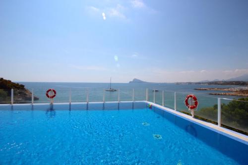 uma piscina com vista para o oceano em Apartment Panorama 2 em Altea