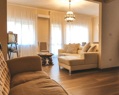 ein Wohnzimmer mit 2 Sofas und einem Kronleuchter in der Unterkunft Alle Porte Del Barocco in Lecce