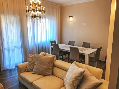 ein Wohnzimmer mit einem Sofa und einem Tisch in der Unterkunft Alle Porte Del Barocco in Lecce